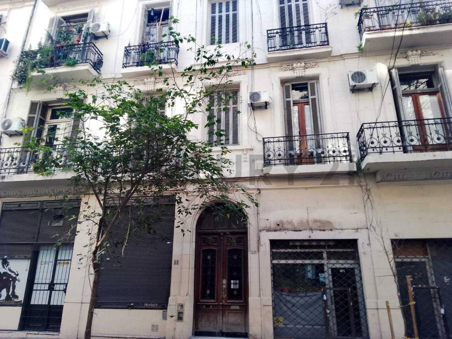 Venta Departamento 5 Ambientes en Balvanera