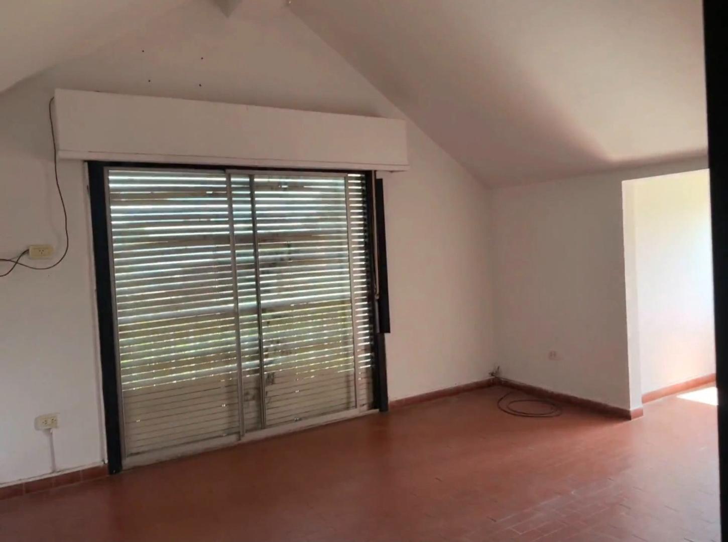 Casa 2 dormitorios con amplio parque