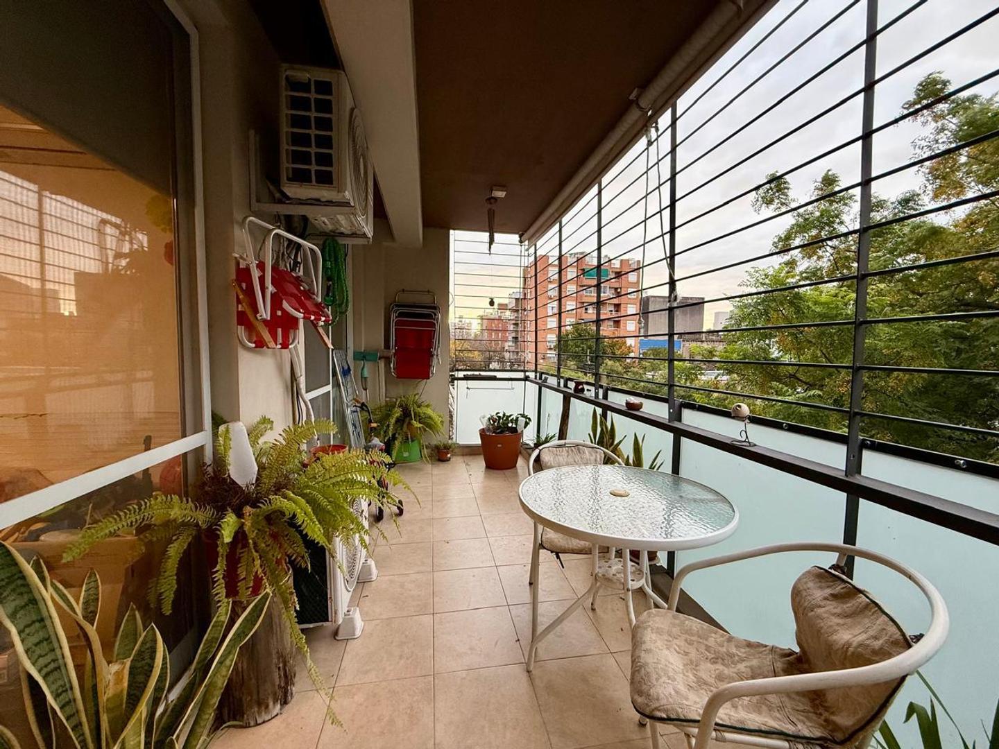 EN VENTA - DEPARTAMENTO 2 DORMITORIOS CON BALCÓN - BARRIO ABASTO