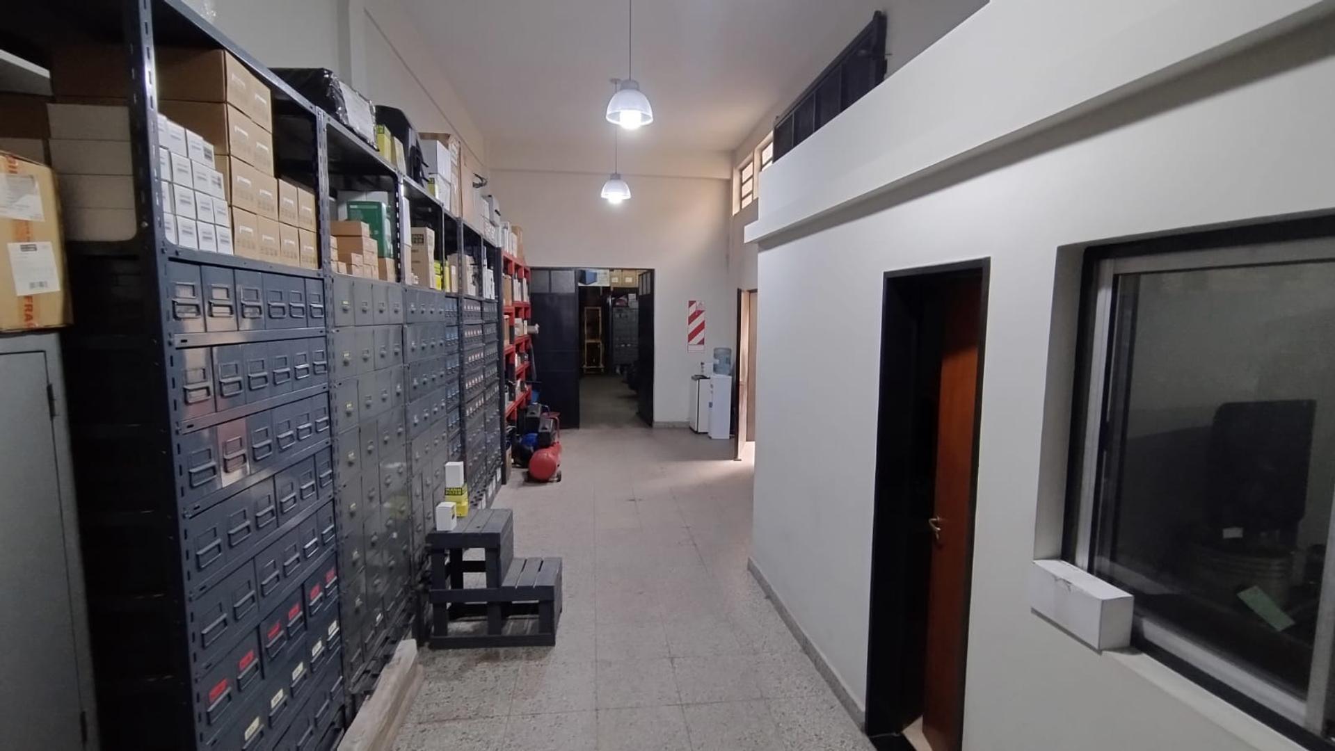 UNICO :: LOCAL 2 PLANTAS :: 1000MT2 :: MONTACARGAS ::