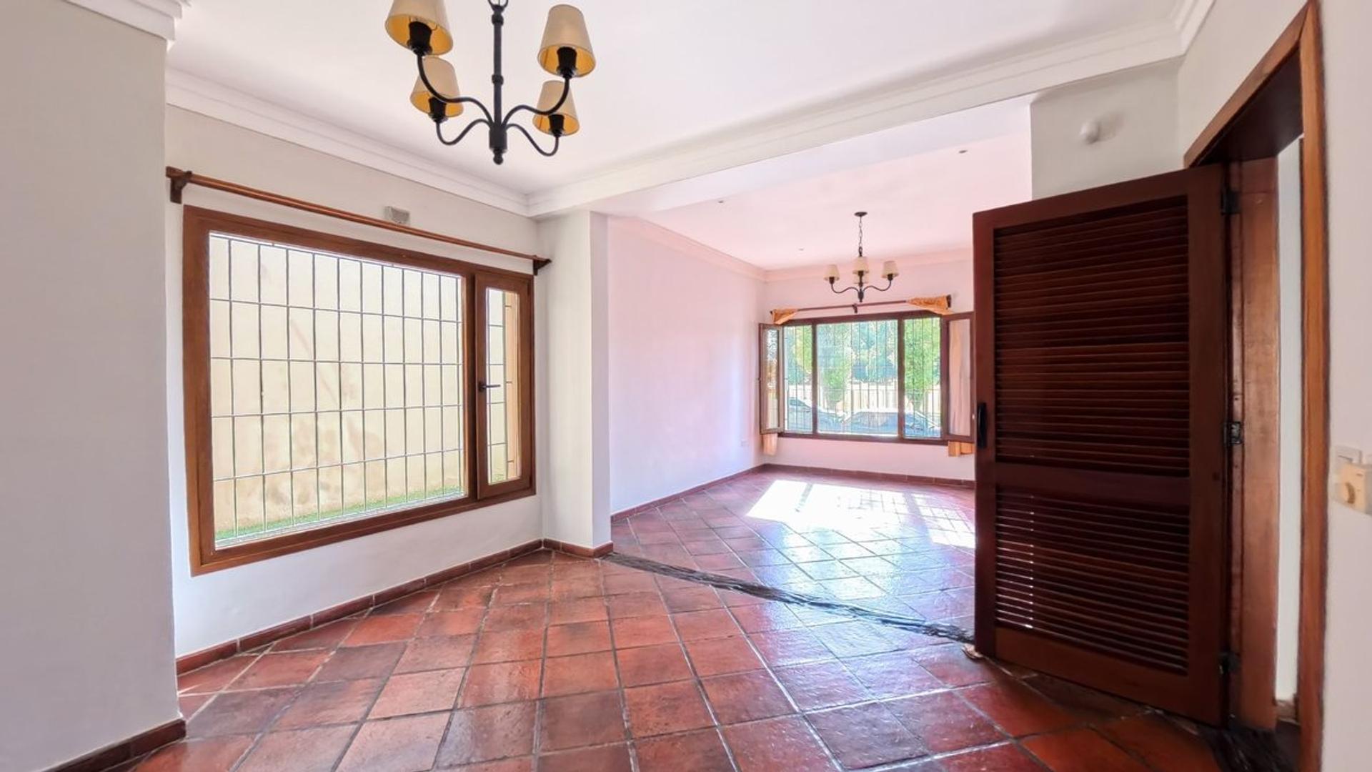 Casa en Alquiler con 1 cochera