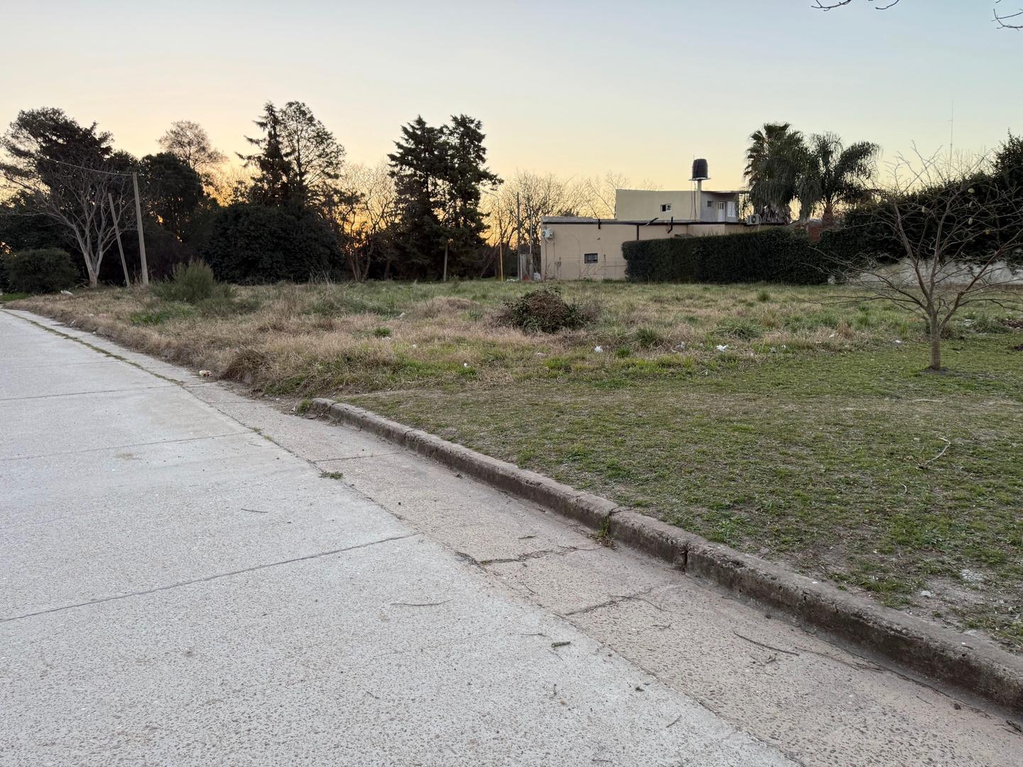 Lote en esquina con pavimento. 418 m².Financiación