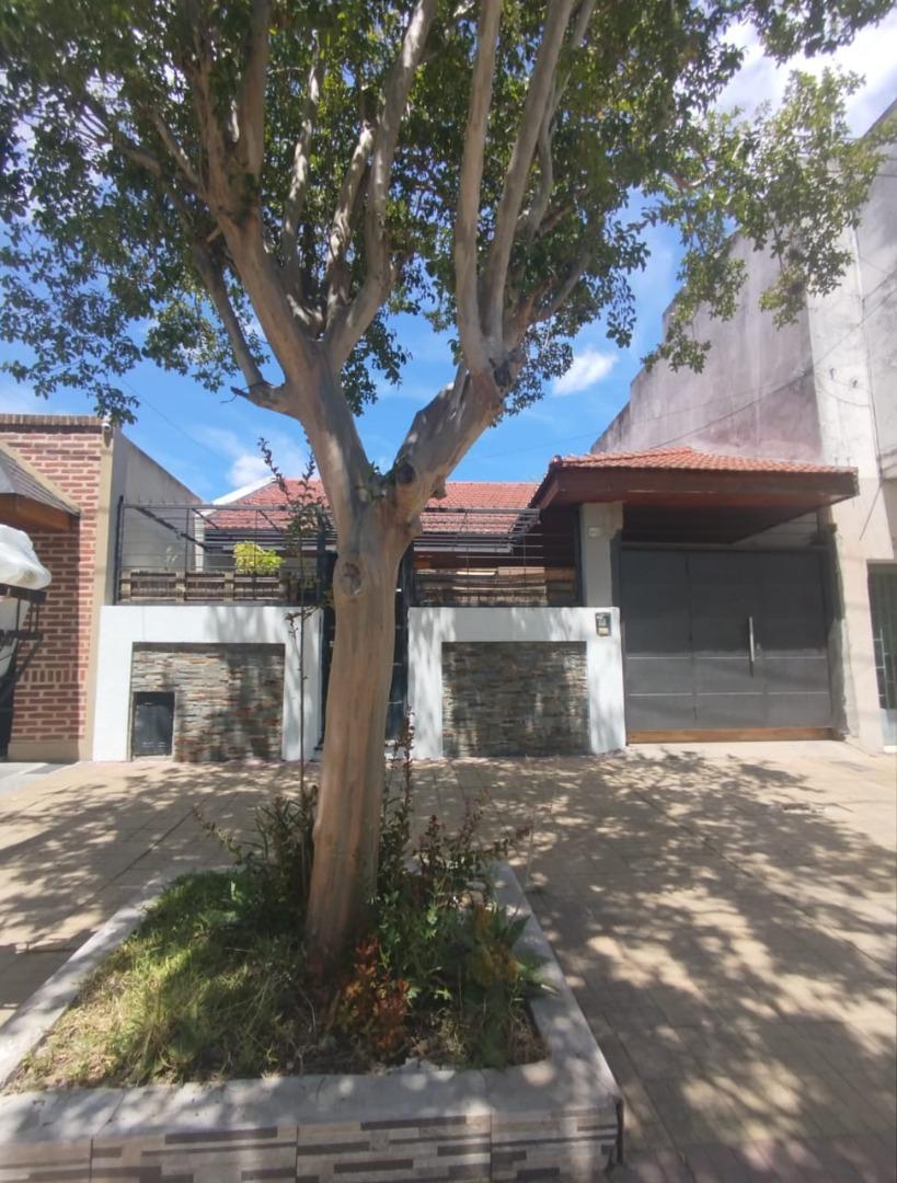 CASA AMPLIA, LUMINOSA UBICADO EN BARRIO LA LOMA, LA PLATA