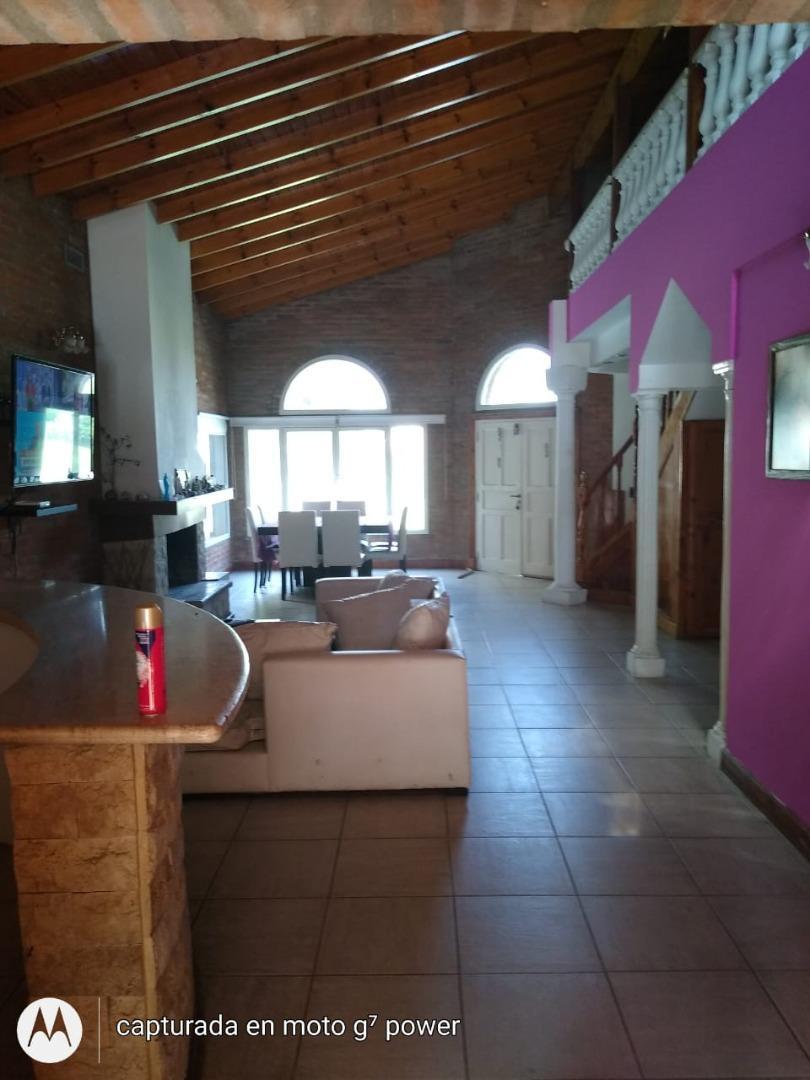 Casa en Venta con 2 cocheras