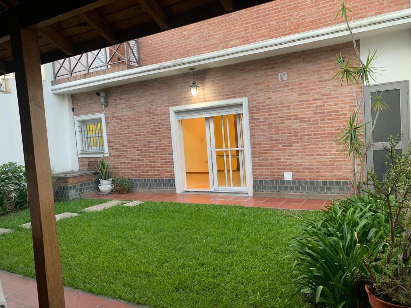 Casa 4 Ambientes con Garaje - Lanús Oeste.