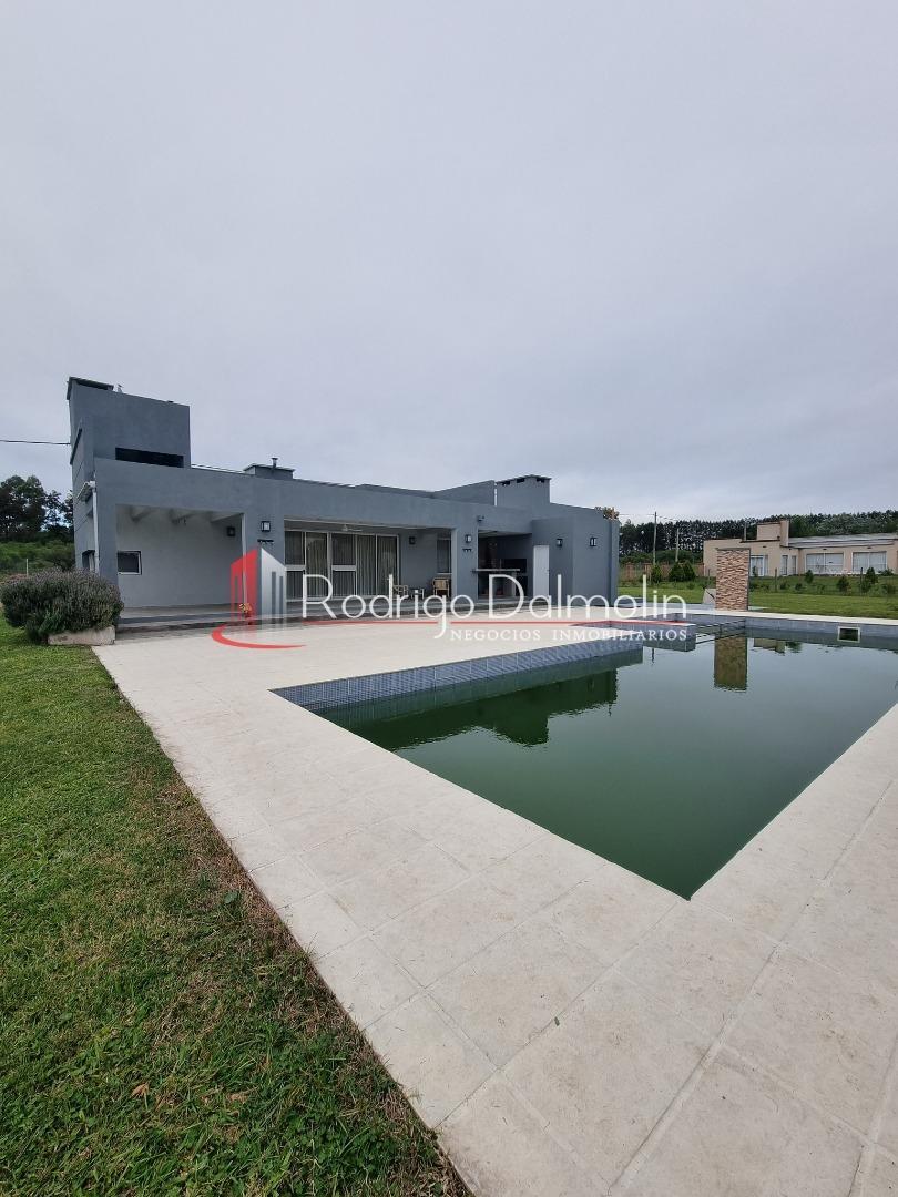 VENDO. Casa en Barrio Cerrado. Estancia grande