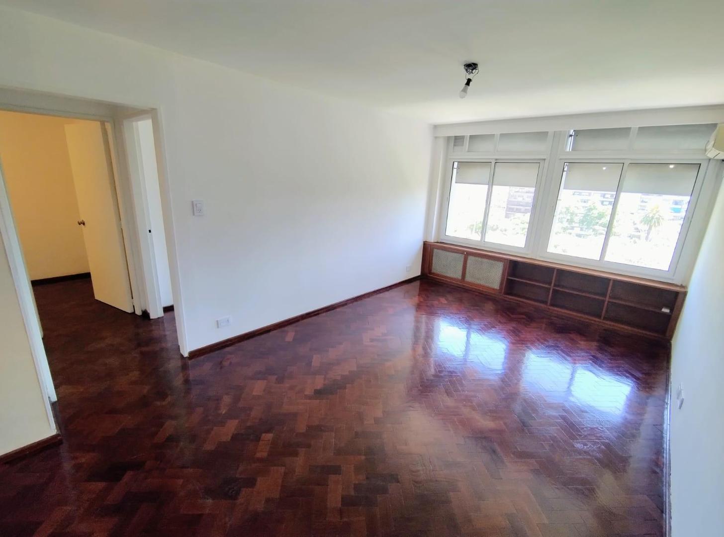 Departamento dos dormitorios con vista a la plaza - Entre Rios 1100