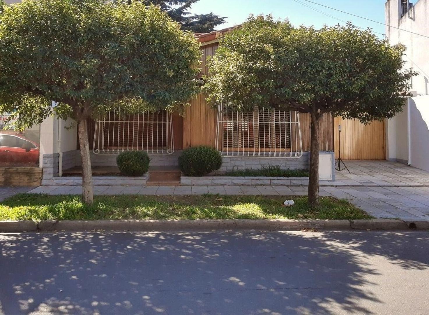 Chalet 3 Ambientes en Planta Baja. Patio con Jardín, Terraza