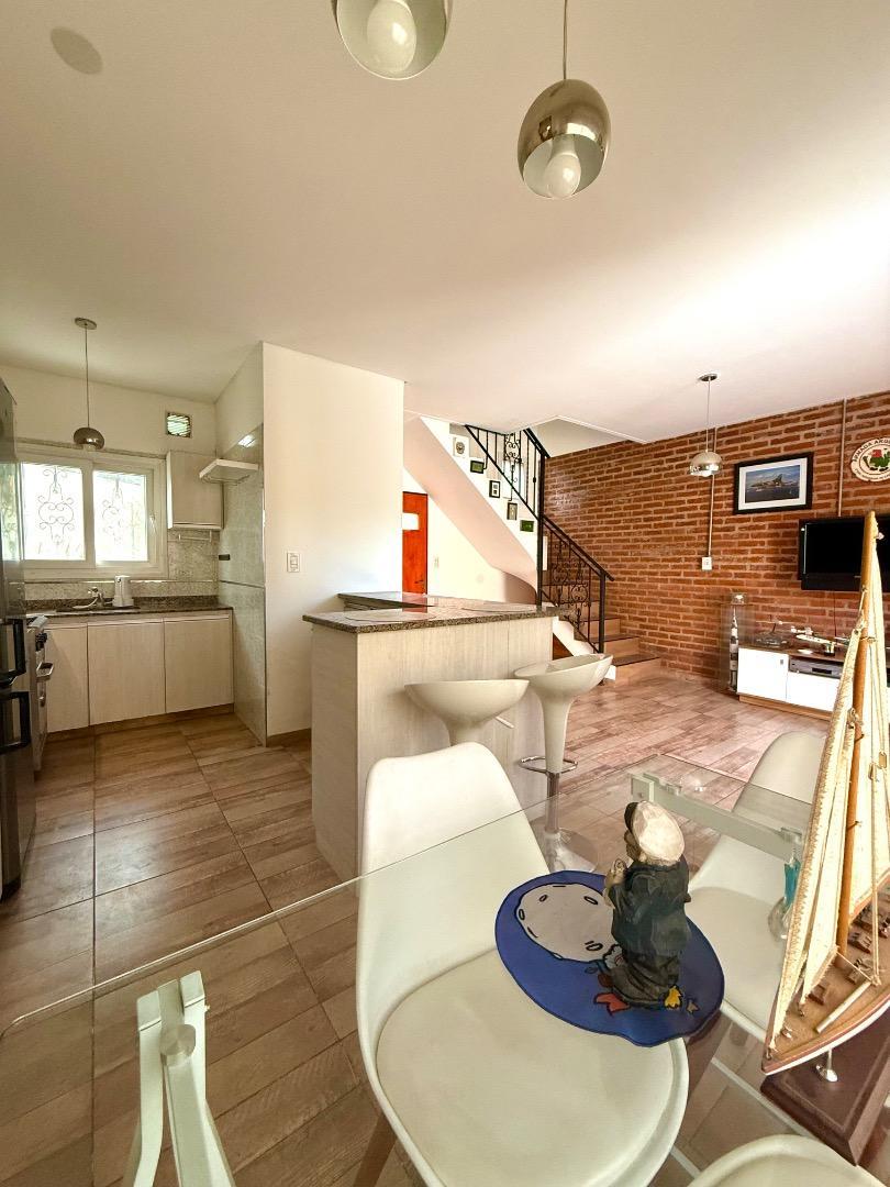 Duplex en complejo casi a estrenar con cochera en venta