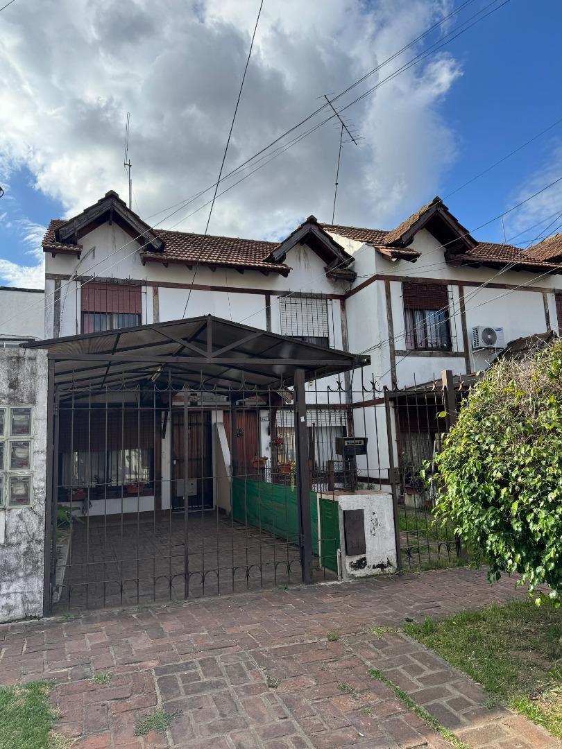 DUPLEX 3 AMBIENTES CON COCHERA Y AMPLIO JARDÍN EN VENTA