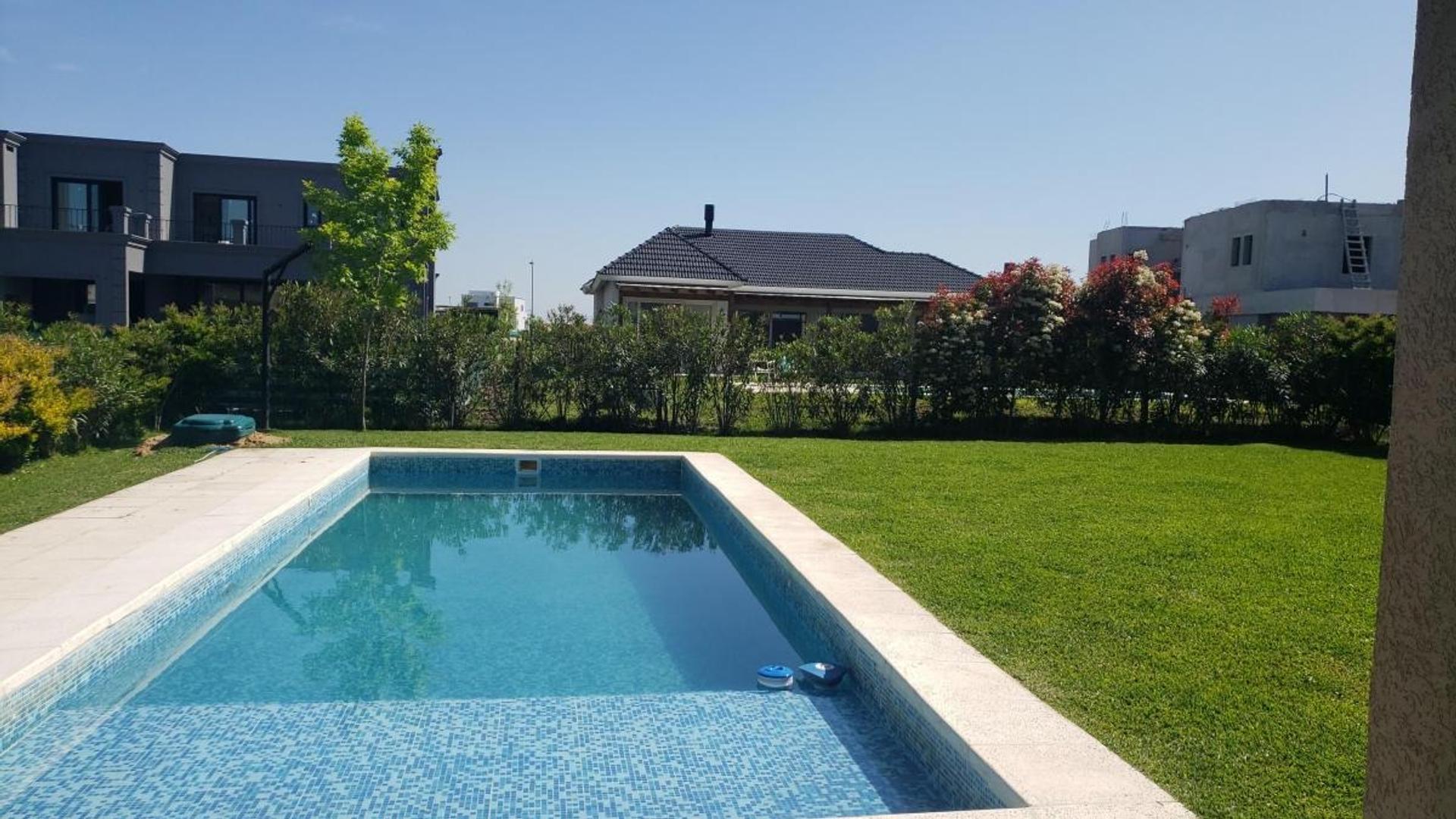 Casa en Alquiler con 2 cocheras