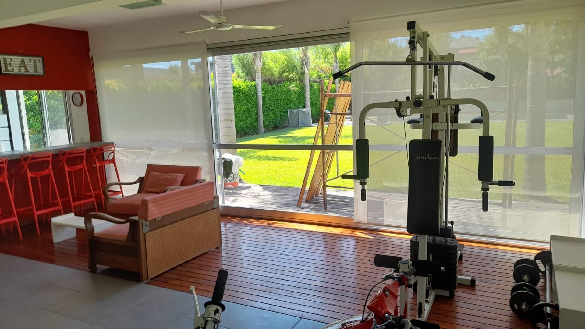 Casa en Venta con 5 cocheras