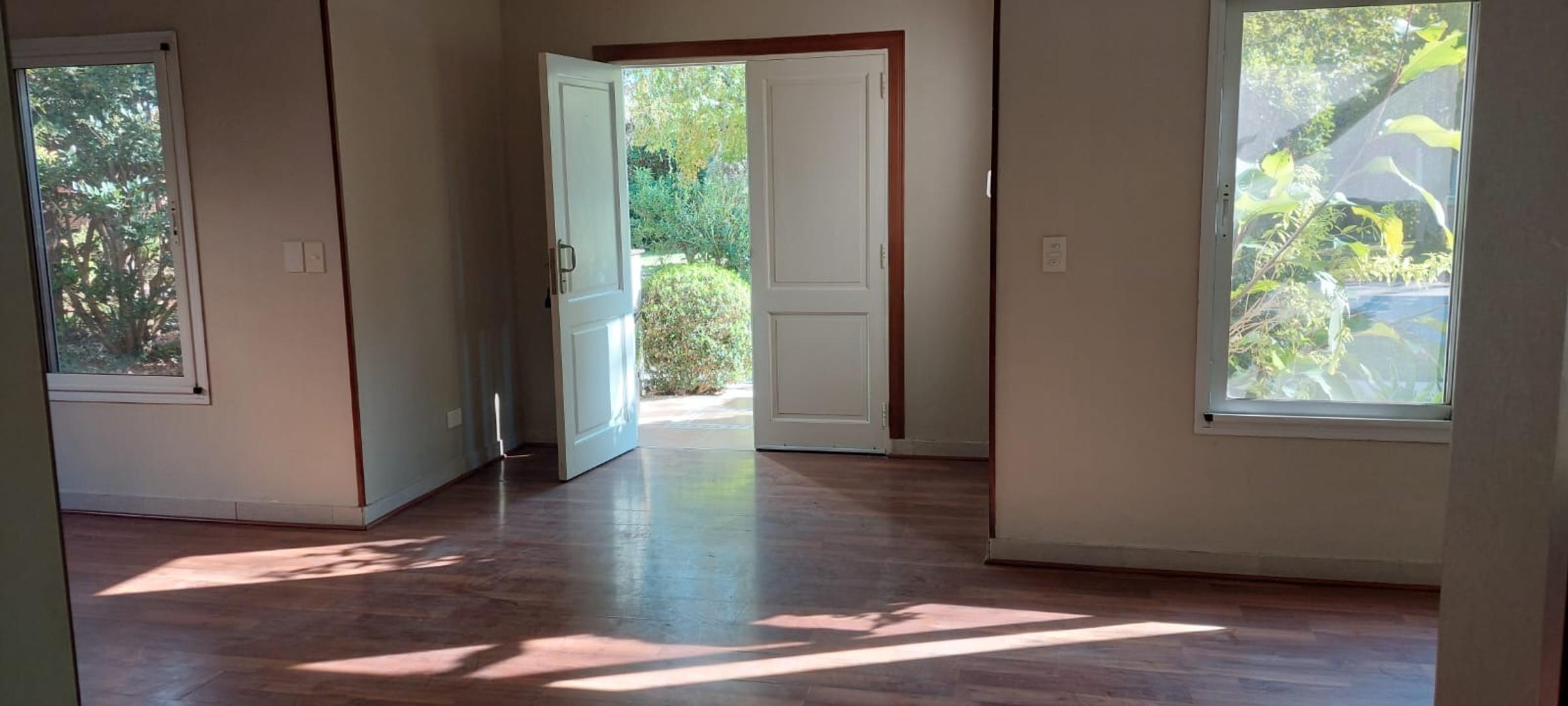 Casa 5 ambientes con 4 baños