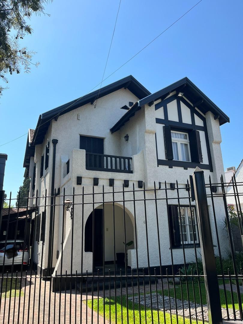 ADROGUE INMEJORABLE CHALET EN VENTA EN EXCELENTE UBICACION