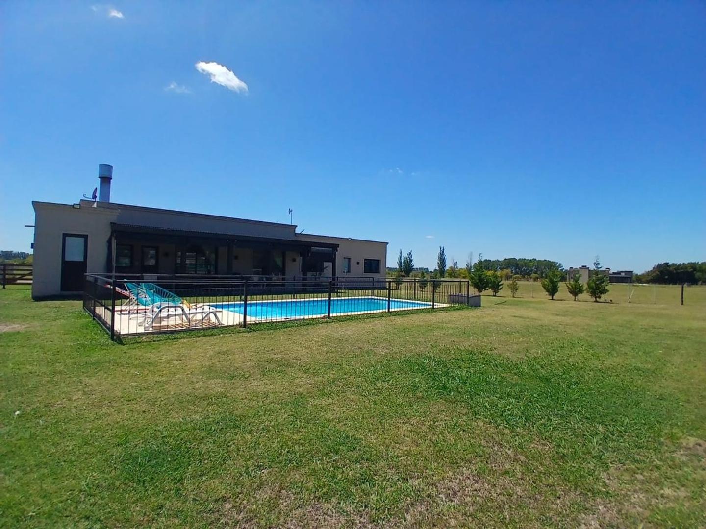 Moderna casa con pileta y losa radiante