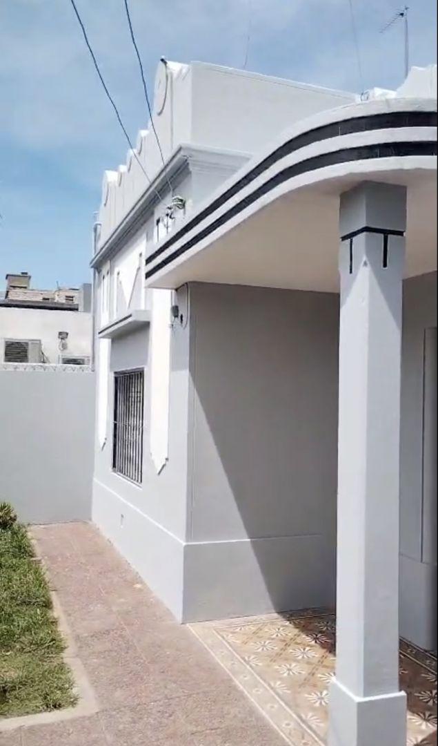 Casa 3 ambientes con garage en Berazategui centro - ALQUILER