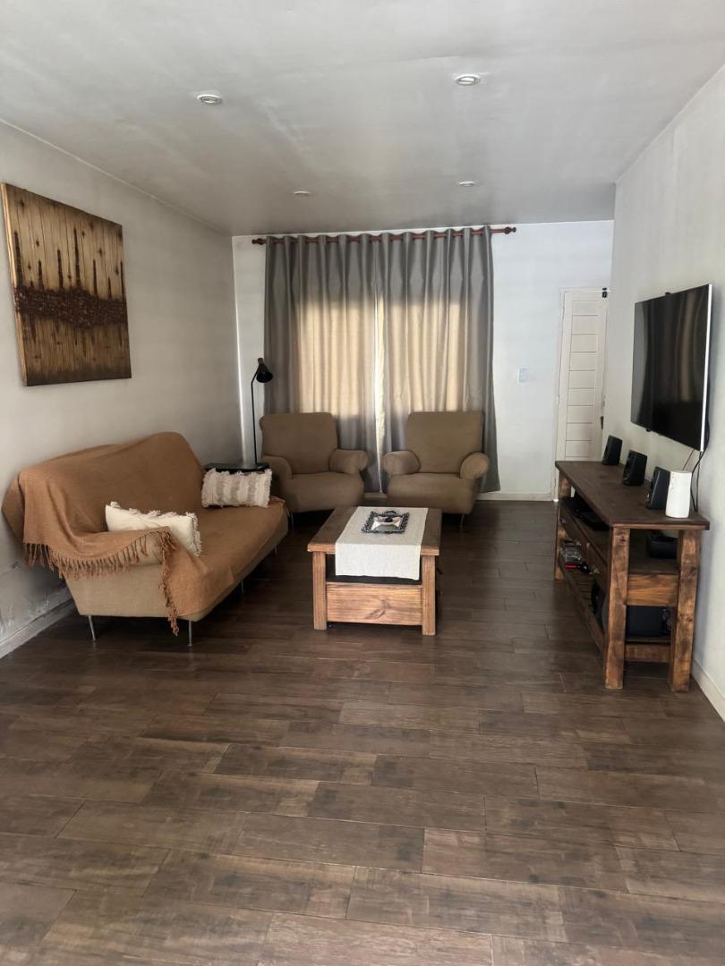 Casa en Alquiler con 3 cocheras