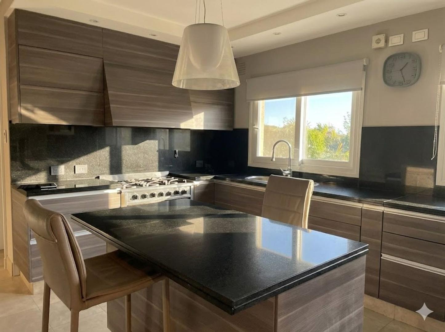 Casa 8 ambientes con 6 baños