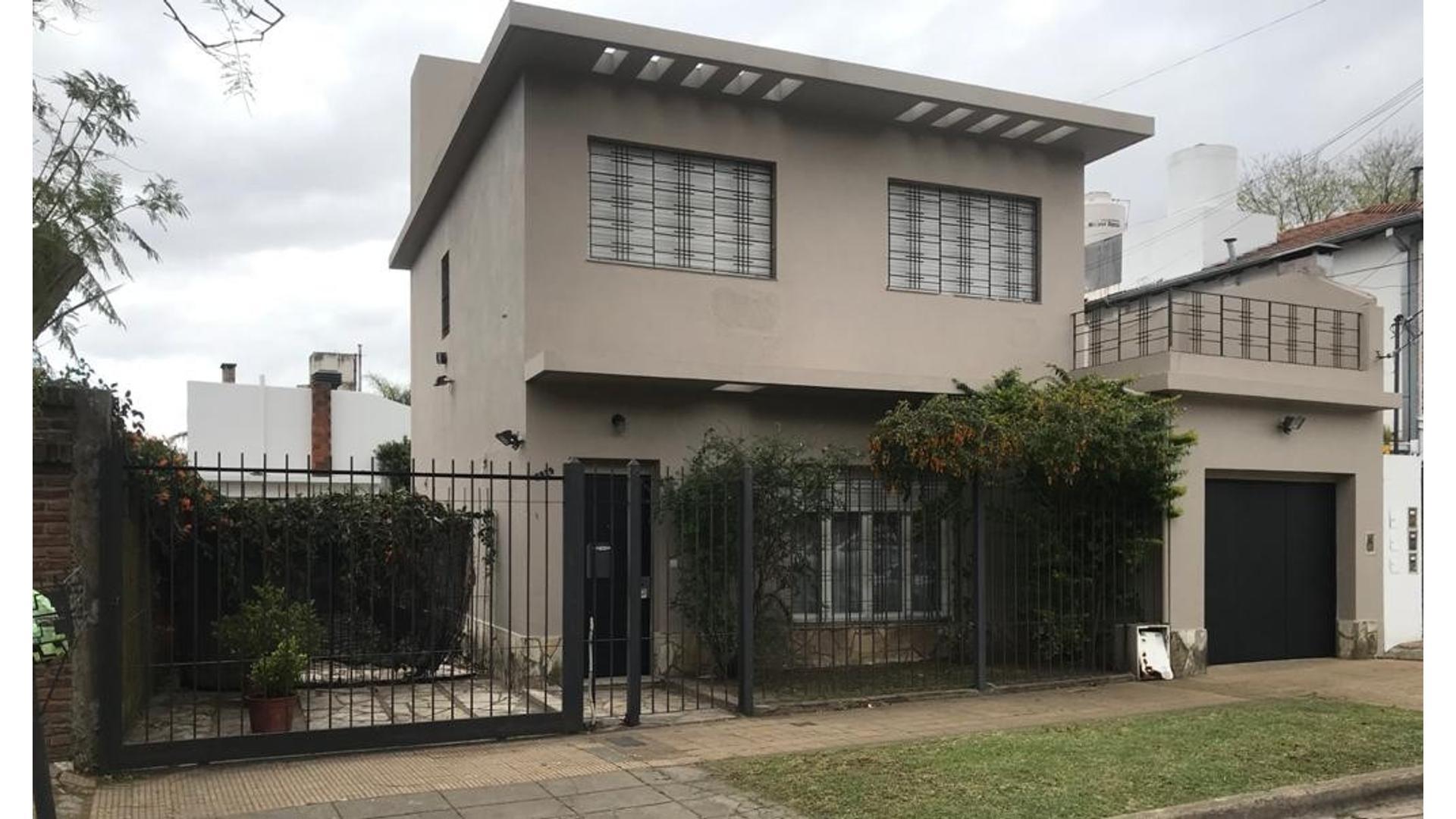 Sólida casa en 2 plantas en Olivos Golf, refaccionada a nuev