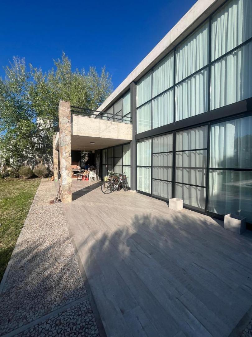 Casa en Venta con 4 cocheras