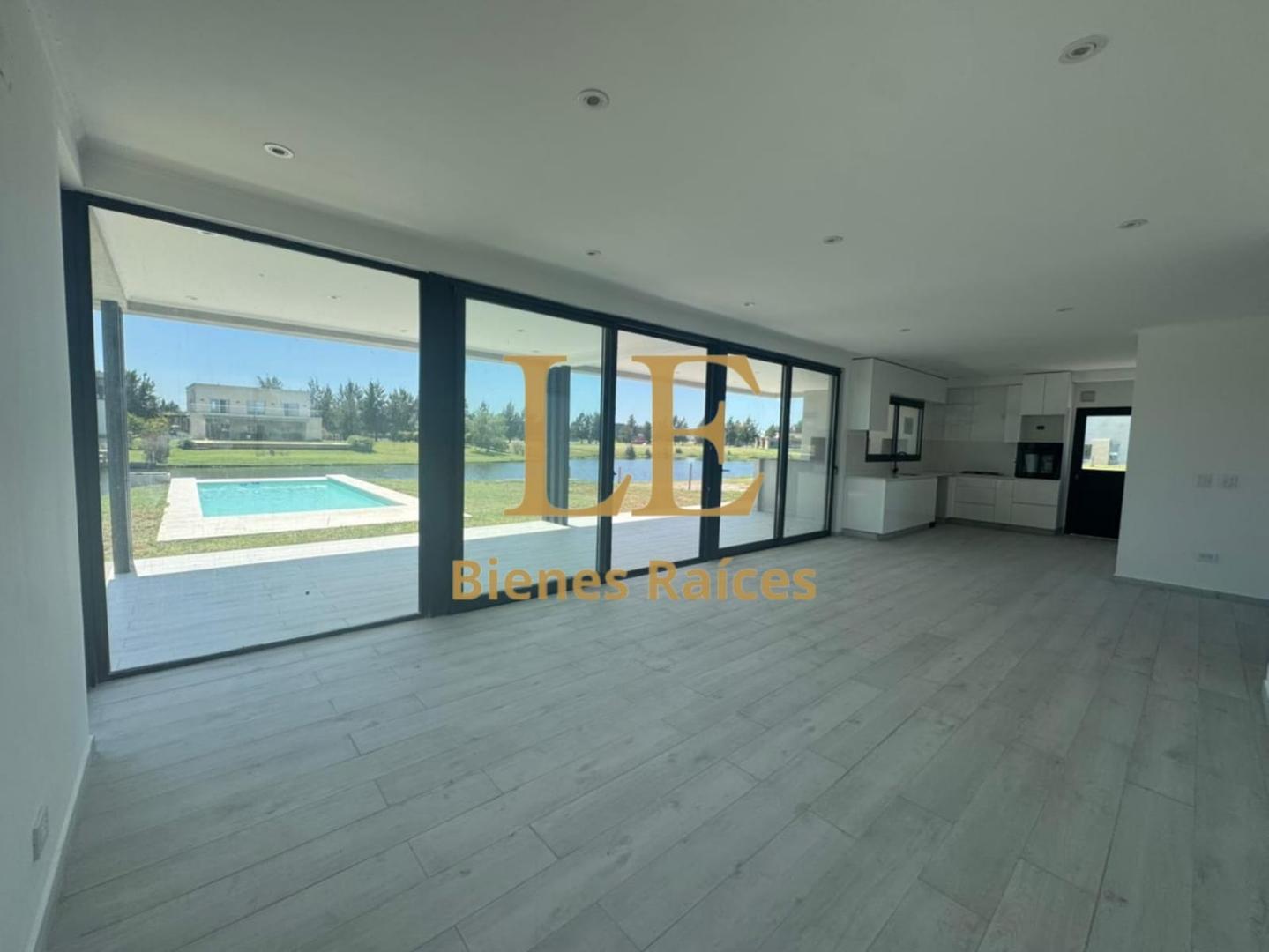 Casa 5 ambientes con 4 baños