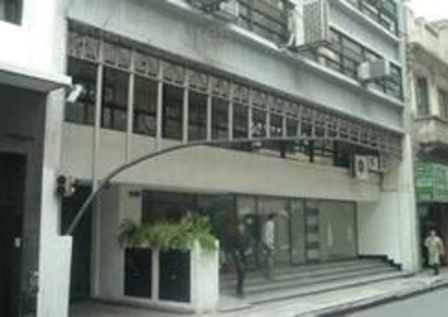 Oficina de planta libre y amplio ventanal al frente