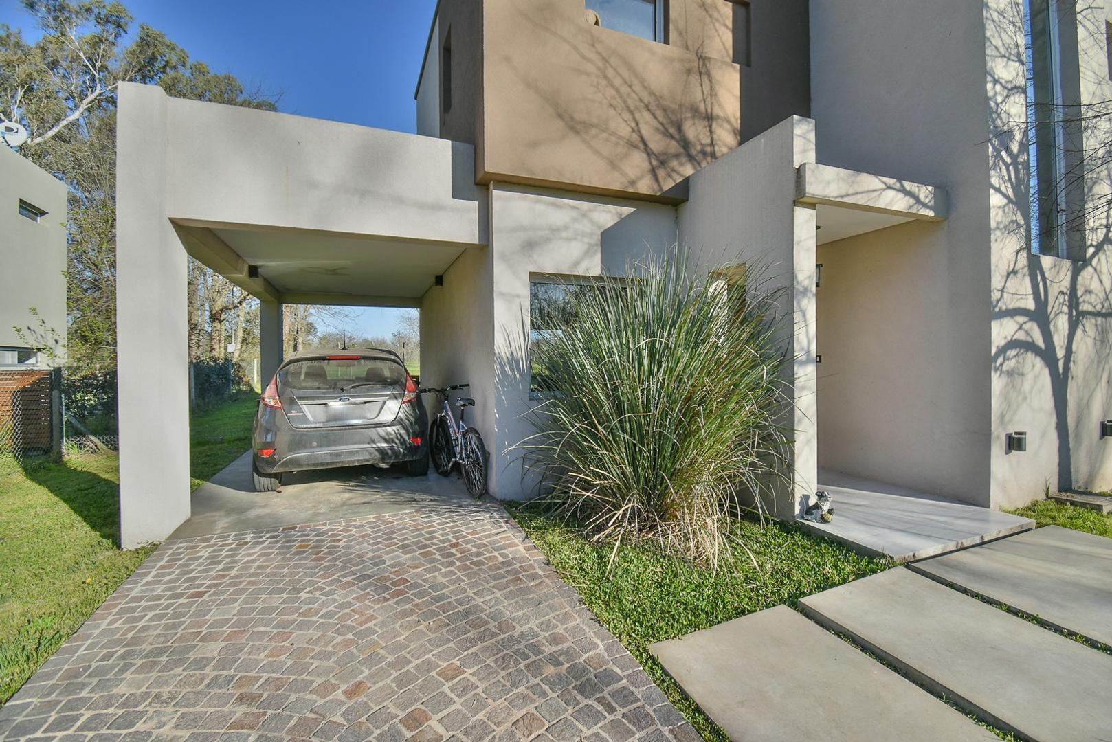 Casa 5 ambientes con 3 baños