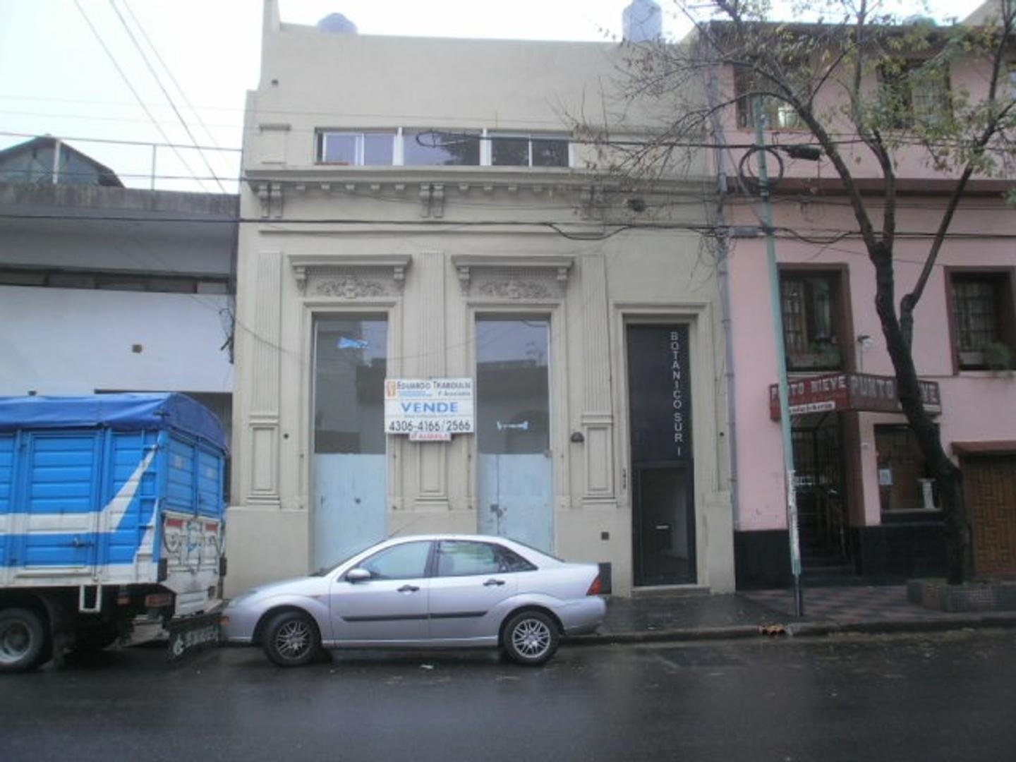 Muy buen departamento monoambiente, con terraza y parrilla.