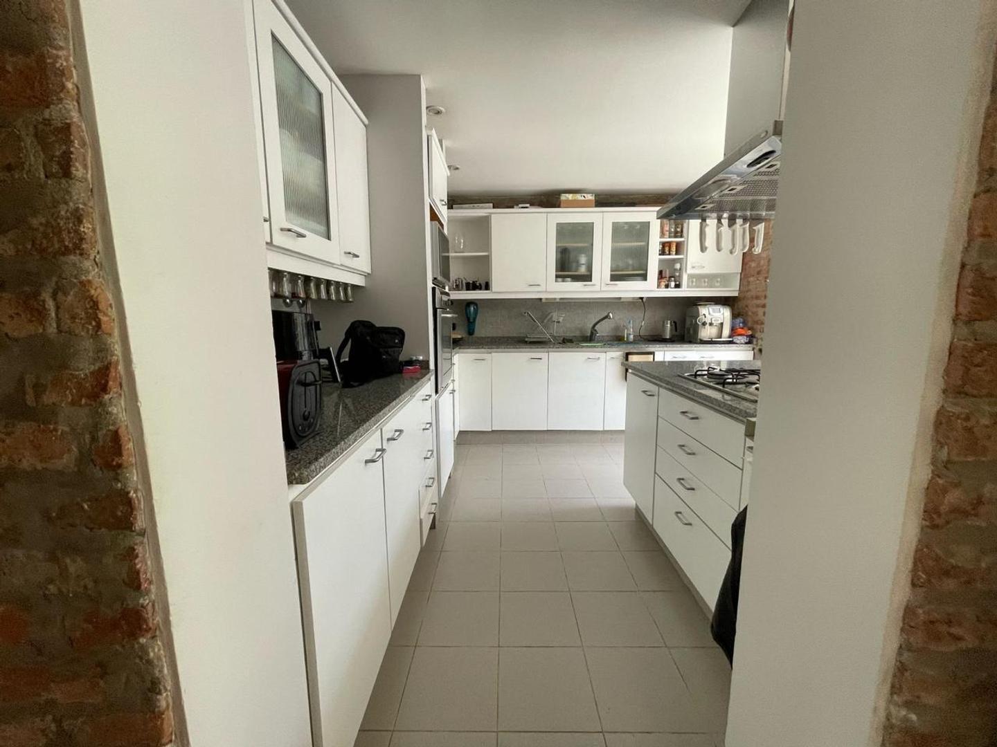 Casa en Venta con 3 cocheras