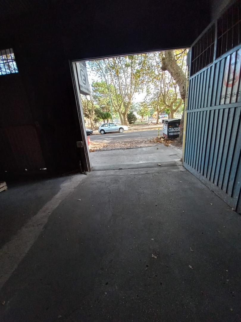 EDIFICIO COCHERAS EN VENTA  -  600 M2. -  LA PERLA