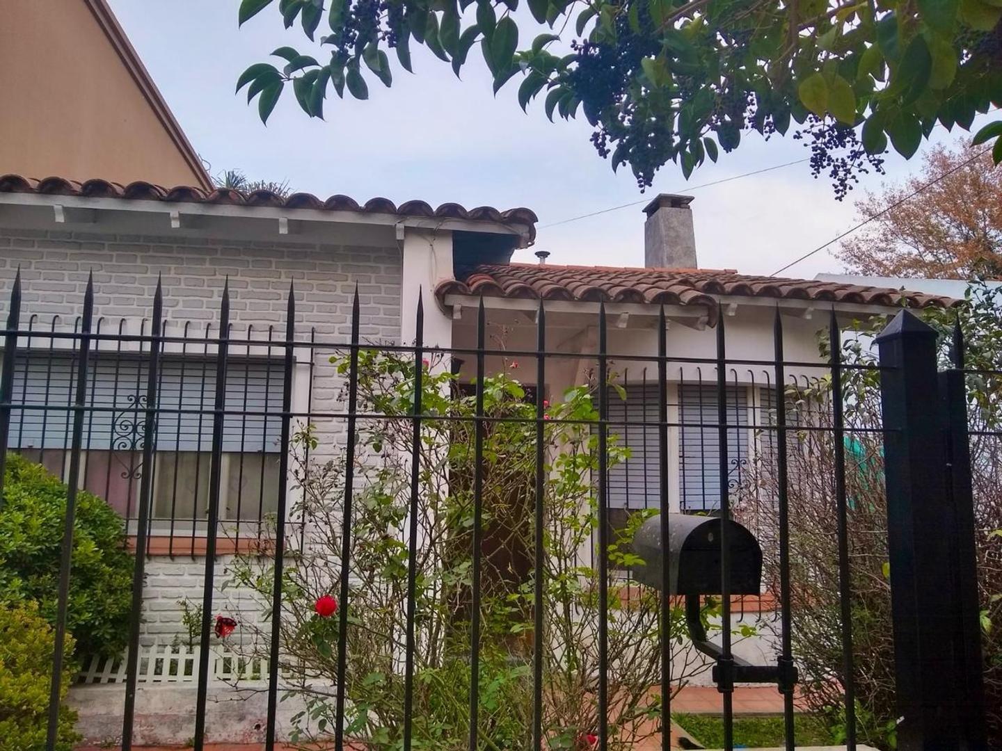 Venta chalet de 3 ambientes con espacio libre en Glew