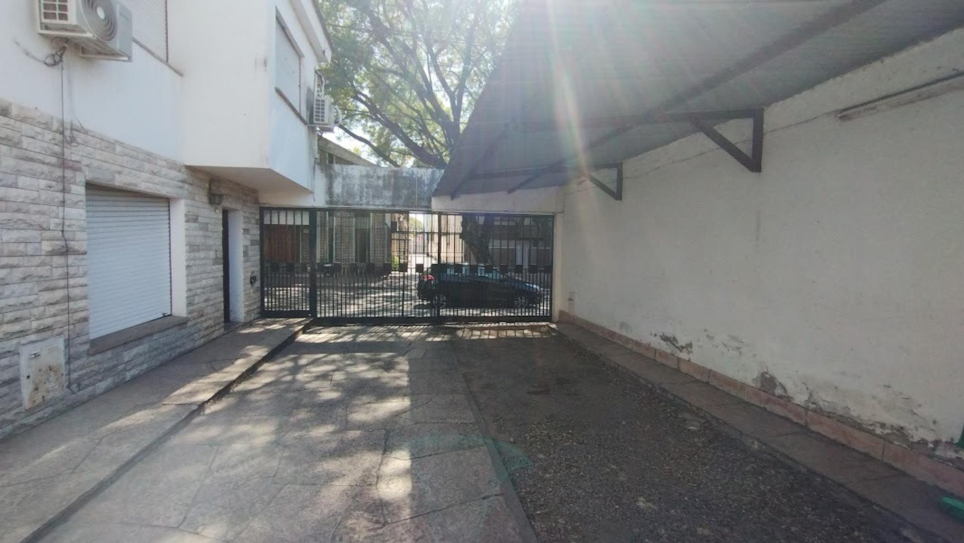 Casa en Alquiler con 1 cochera