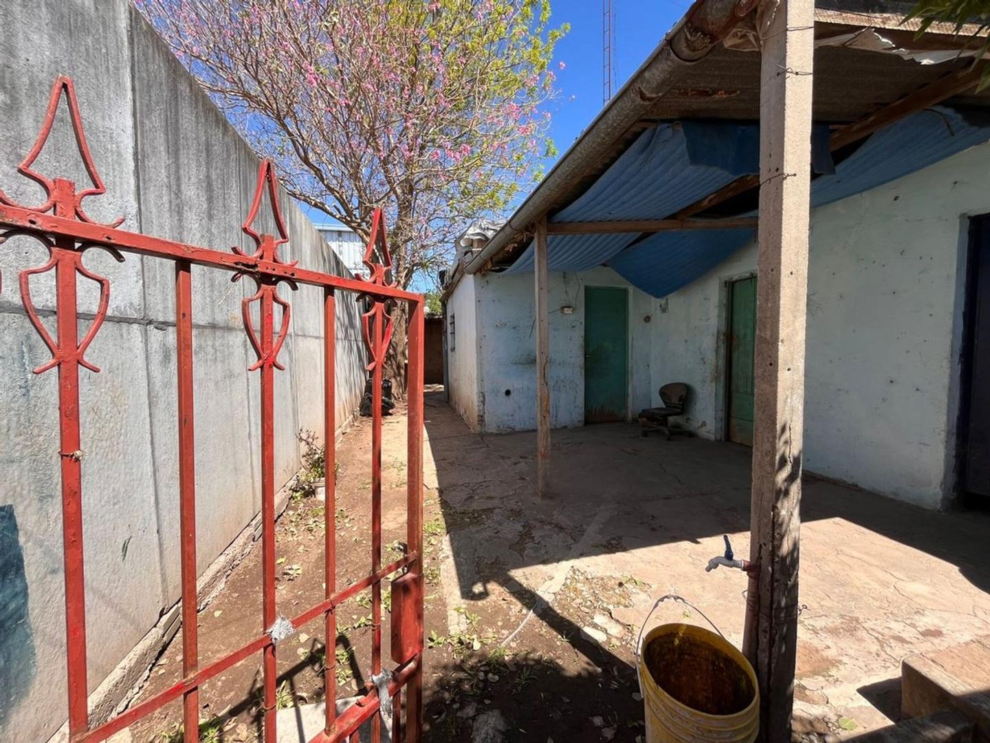 CASA INTERNA/ A REFACCIONAR/ AMPLIO LOTE.