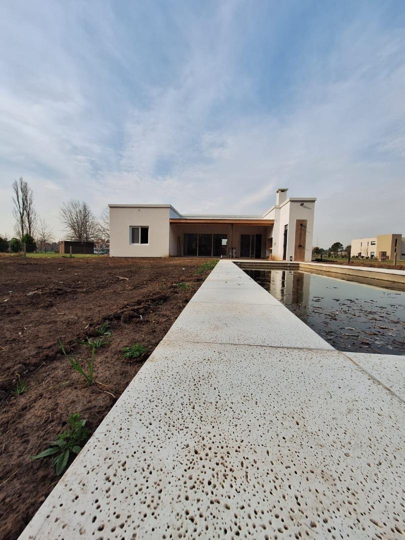 Casa en Alquiler con 2 cocheras