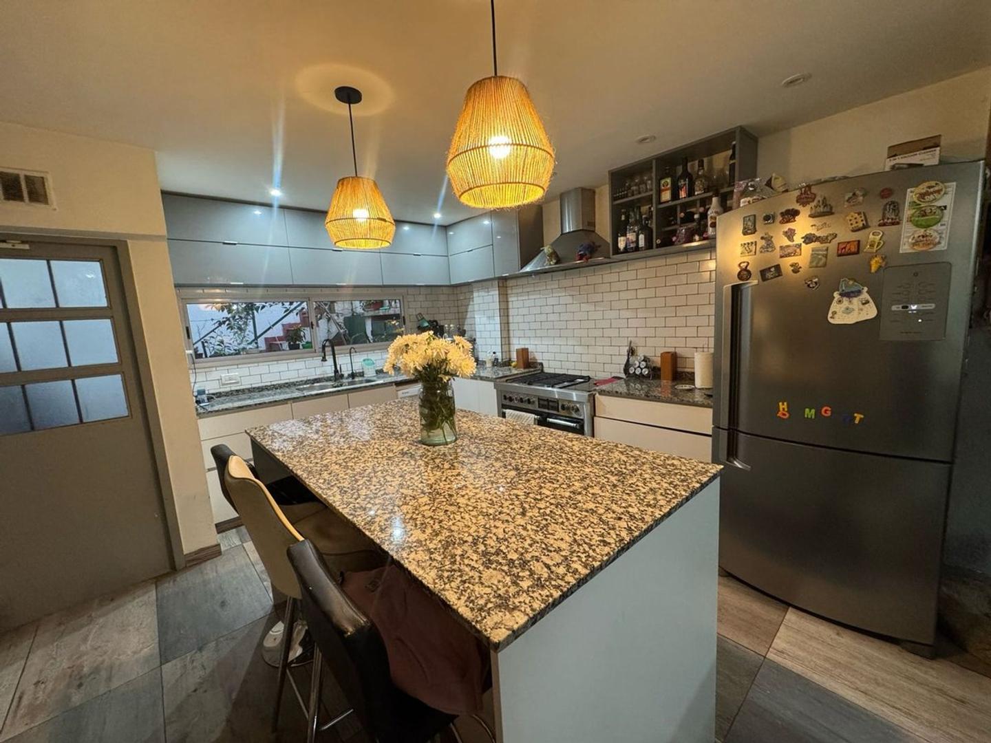 CASA VENTA  BERAZATEGUI 6 AMBIENTE COCHERA PILETA