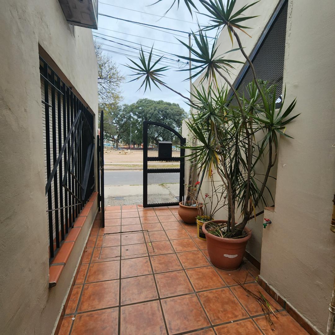 CASA AL FRENTE COCHERA DOBLE NO PH