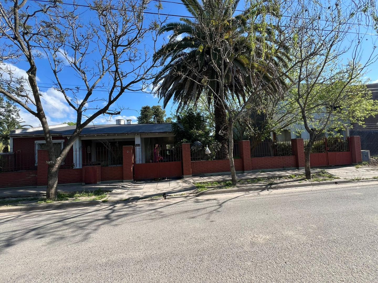 CASA A REFACCIONAR CON IMPORTANTE LOTE