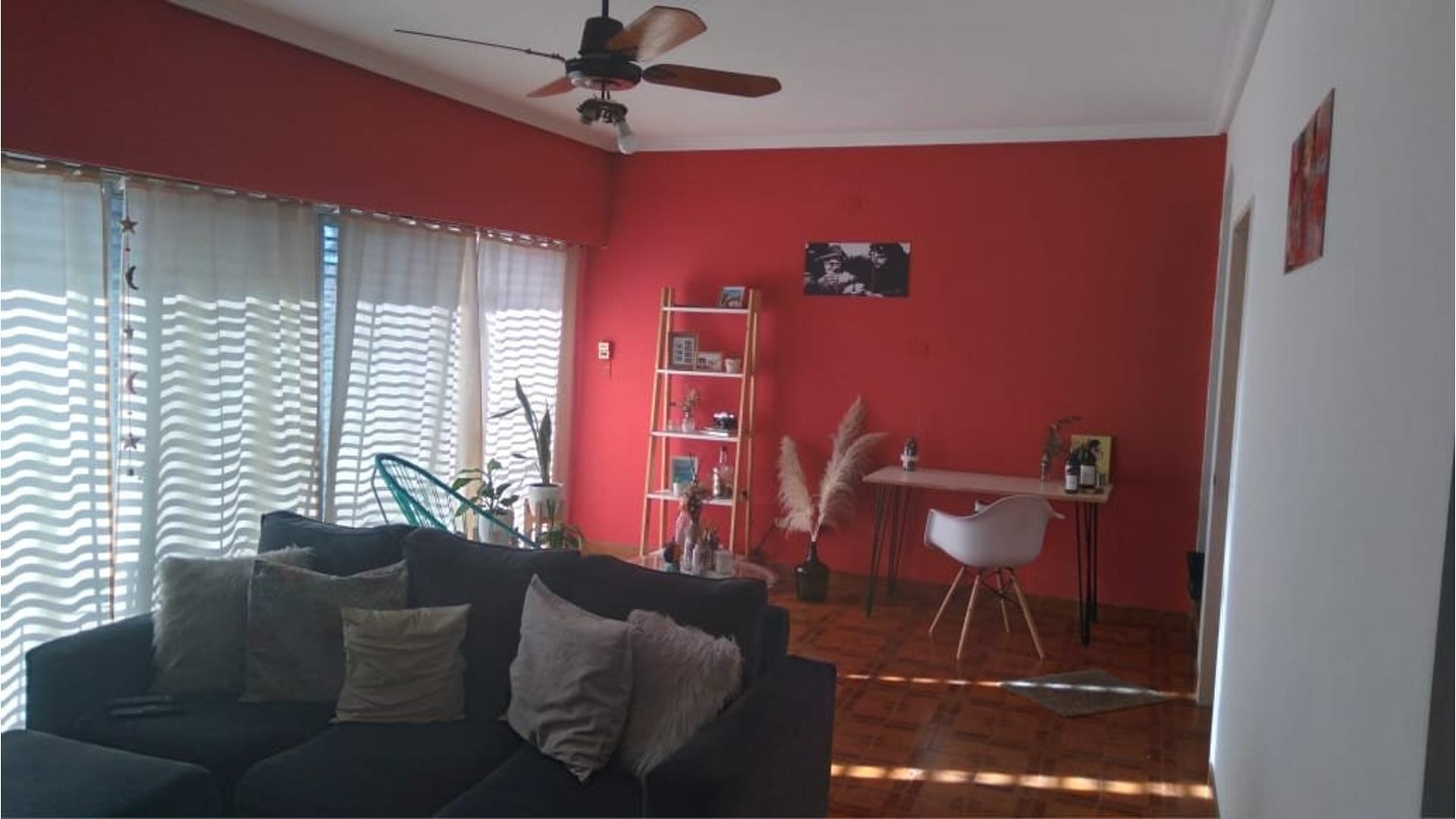 CASA DE 4 AMBIENTES, CON 2 LOCALES EN PB, AMPLIO FONDO LIBRE