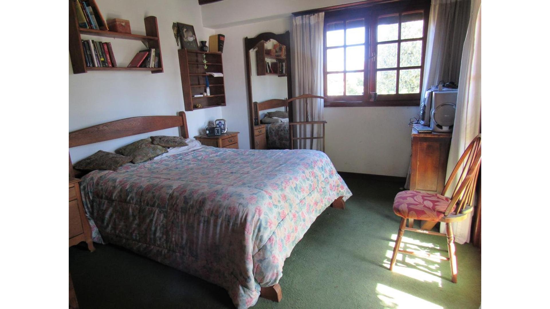 Casa 6 ambientes con 2 baños