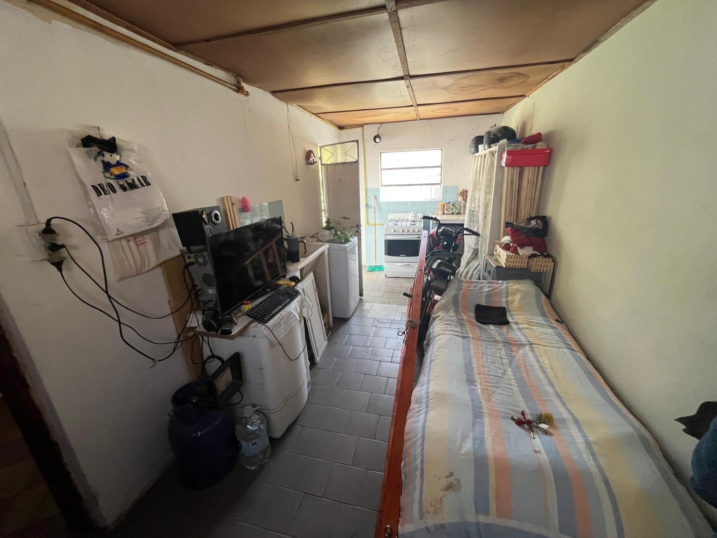 SE VENDE CASA CON GARAGE  AYACUCHO