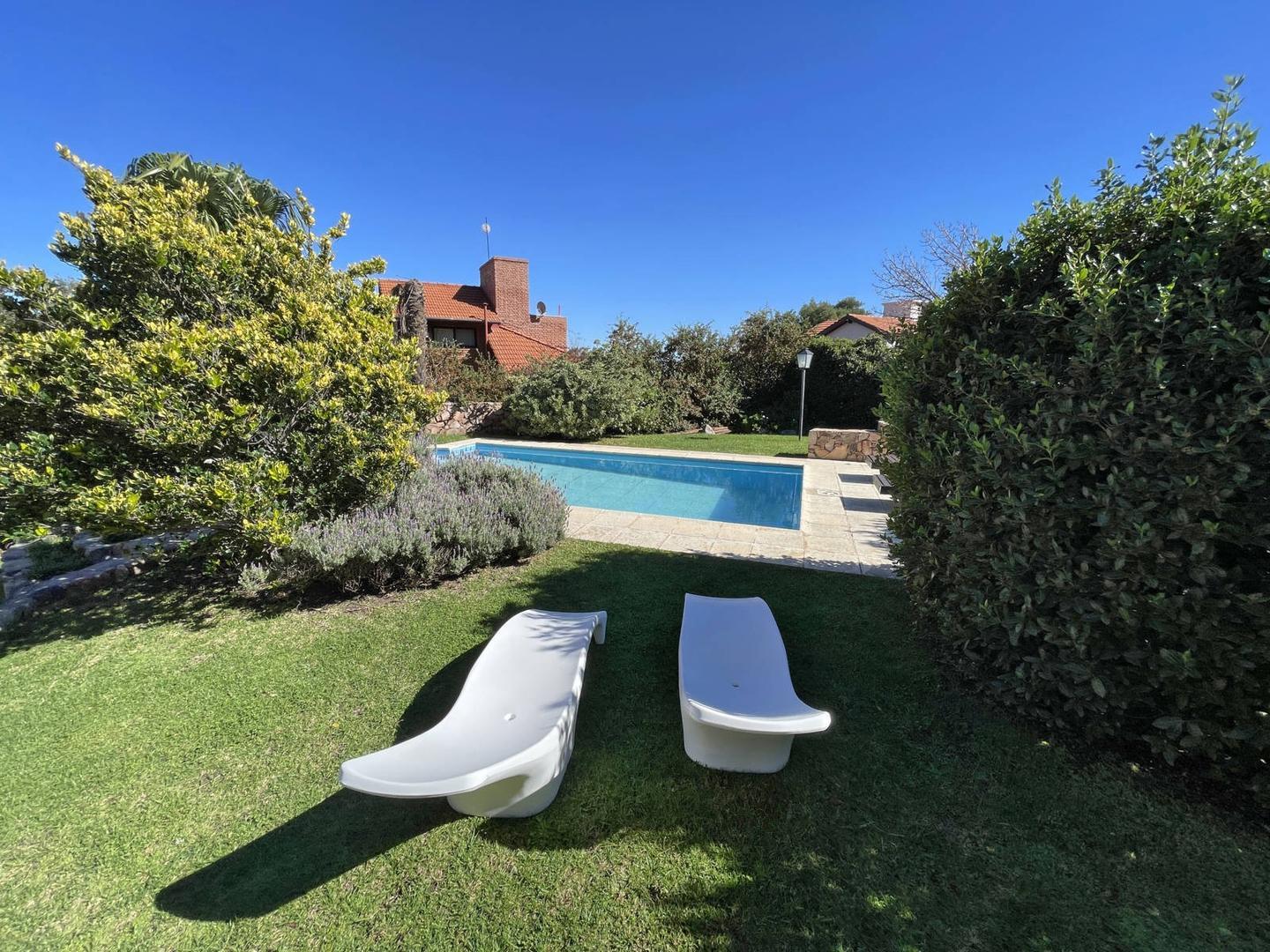 Casa en Venta con 2 cocheras