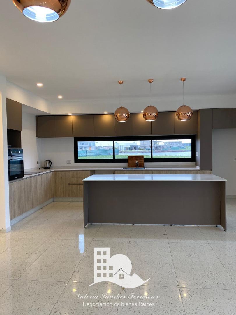 Casa en Venta con 6 cocheras