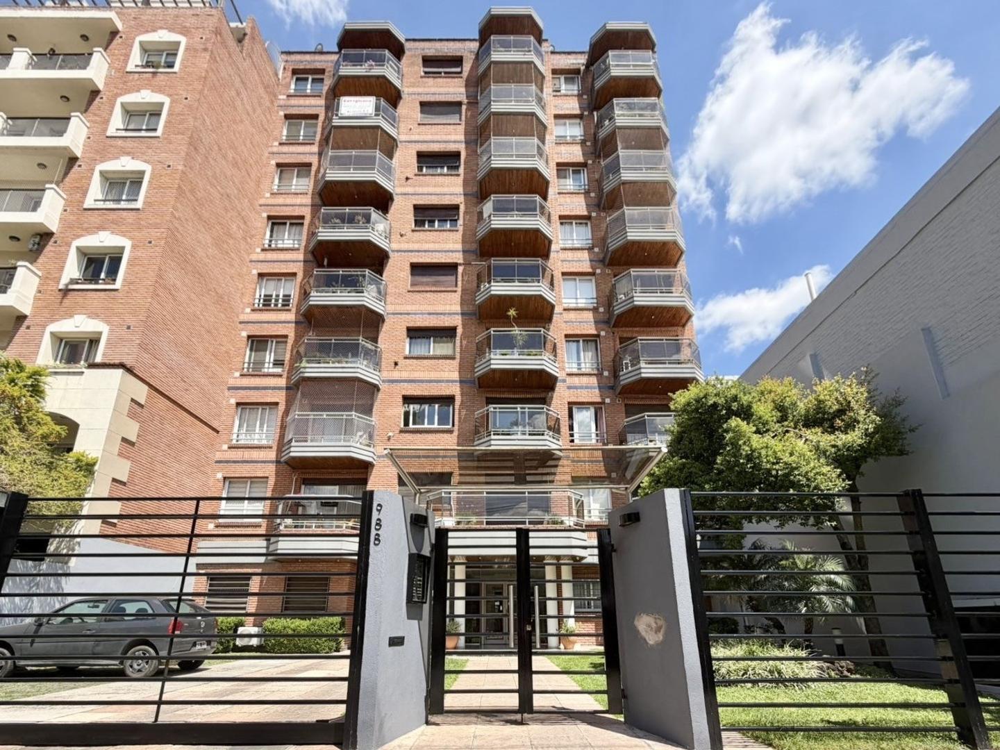 Departamento 3 ambientes con cochera en excelente ubicación.