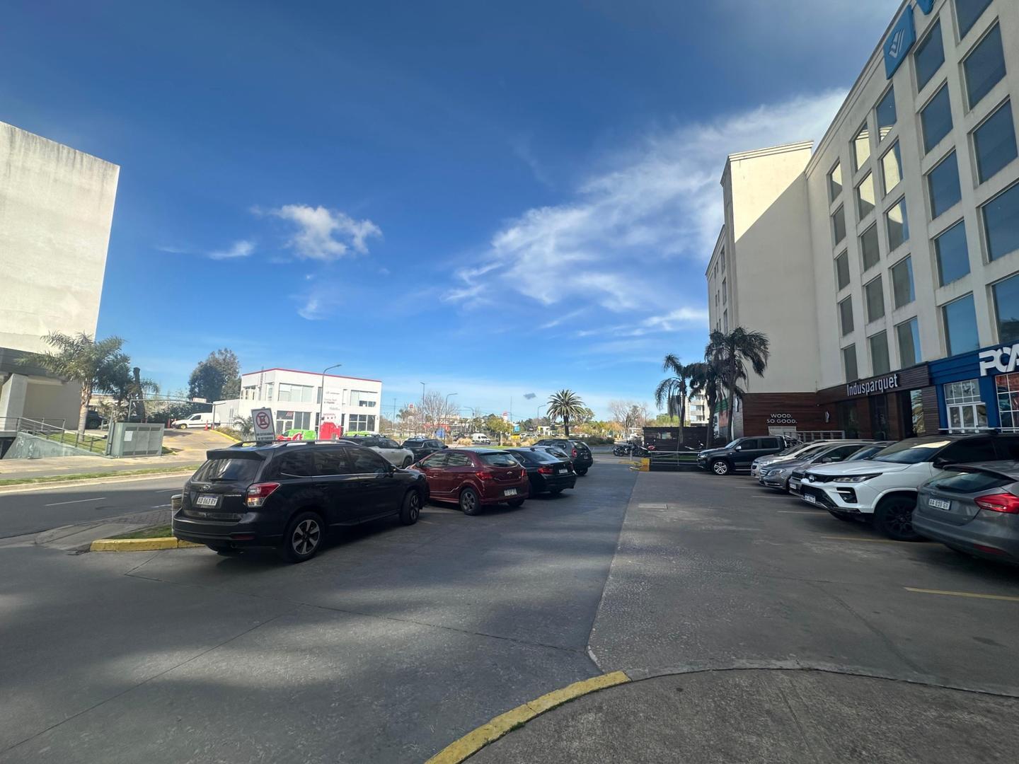 Unico local en alquiler 1.3.26. Disponible. Ideal cafeteria.