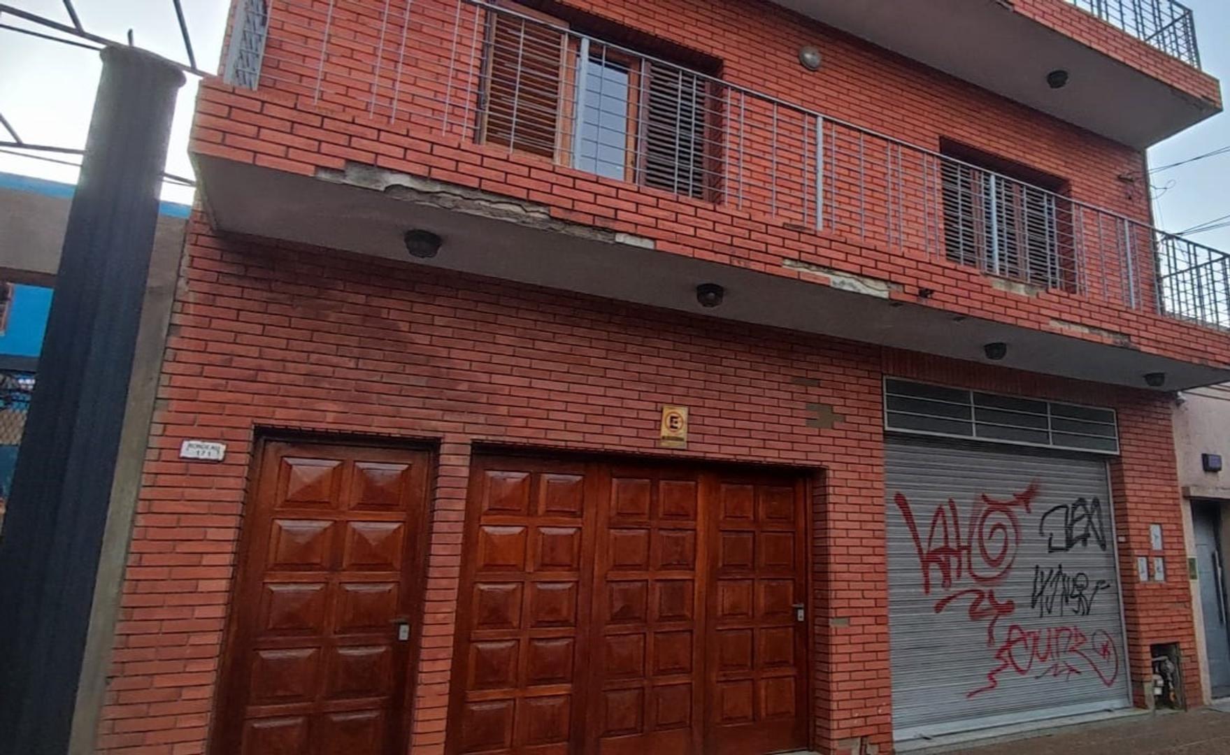 Venta casa 4 ambientes, cochera.Permuta