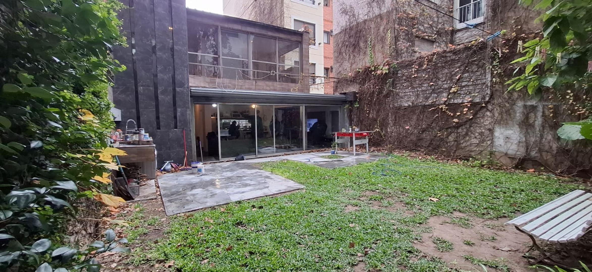 Casa tipo PH de 3 ambientes más escritorio en Olivos.