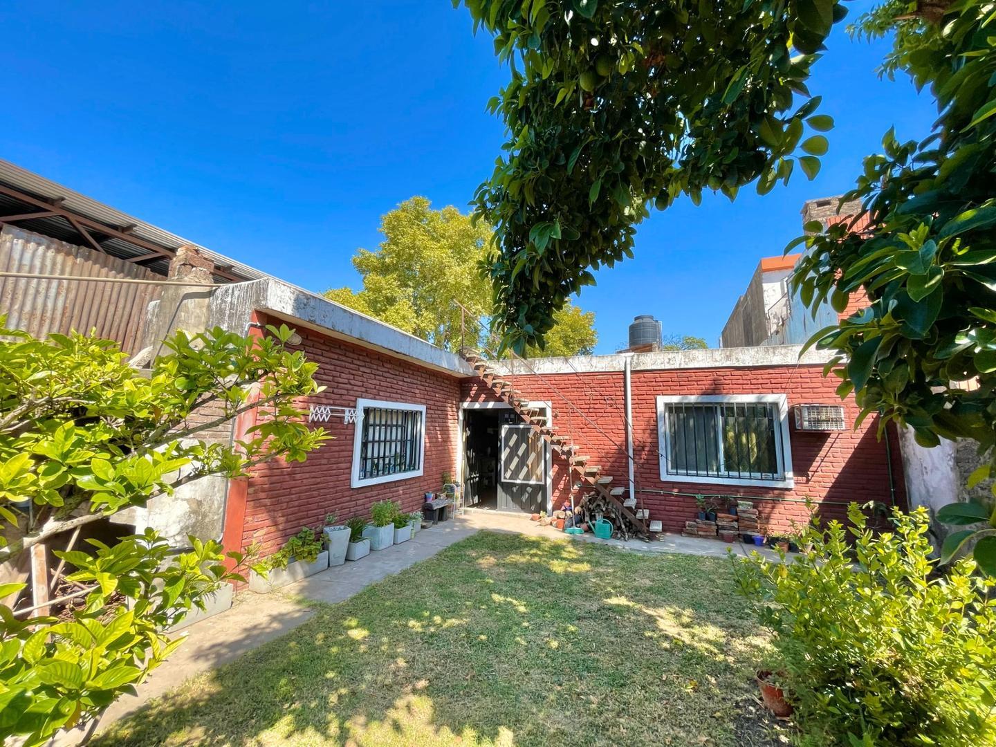 CASA DE 3 AMBIENTES CON JARDIN EN VENTA BARRIO LUDUEÑA