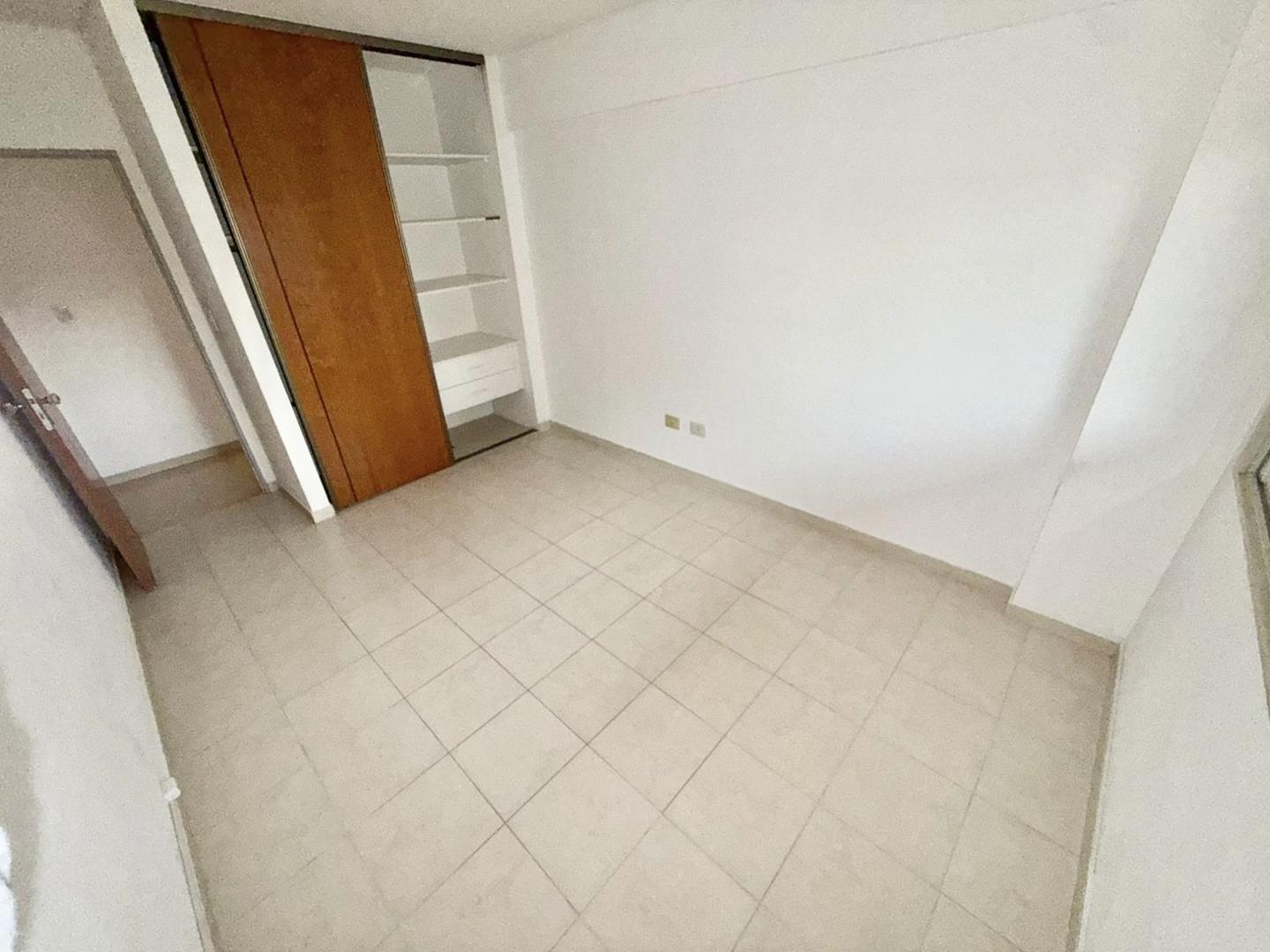 Amplio departamento 3 ambientes en excelente ubicación.