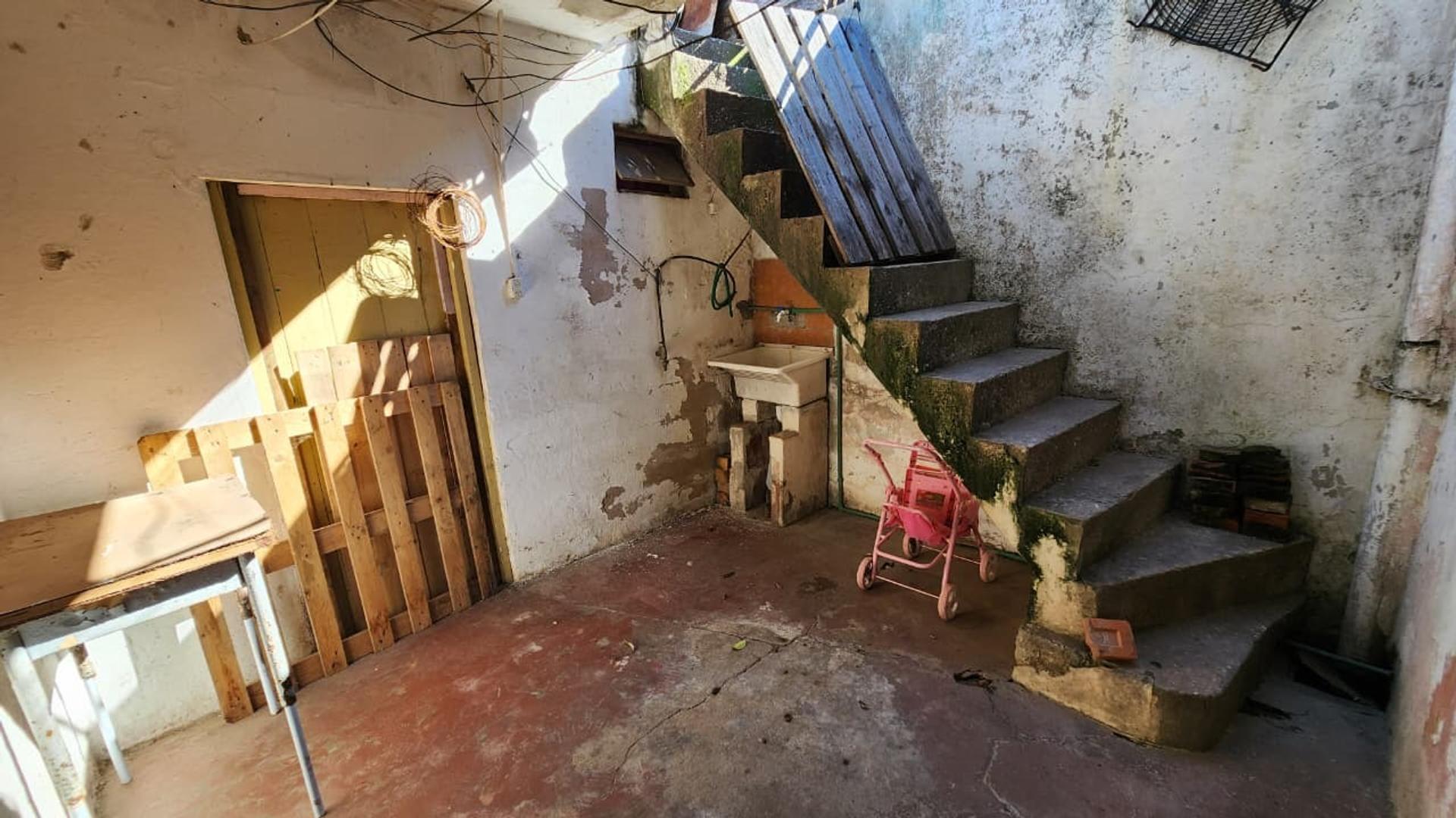 CASA EN VENTA 1 DORMITORIO CON PATIO A RECICLAR