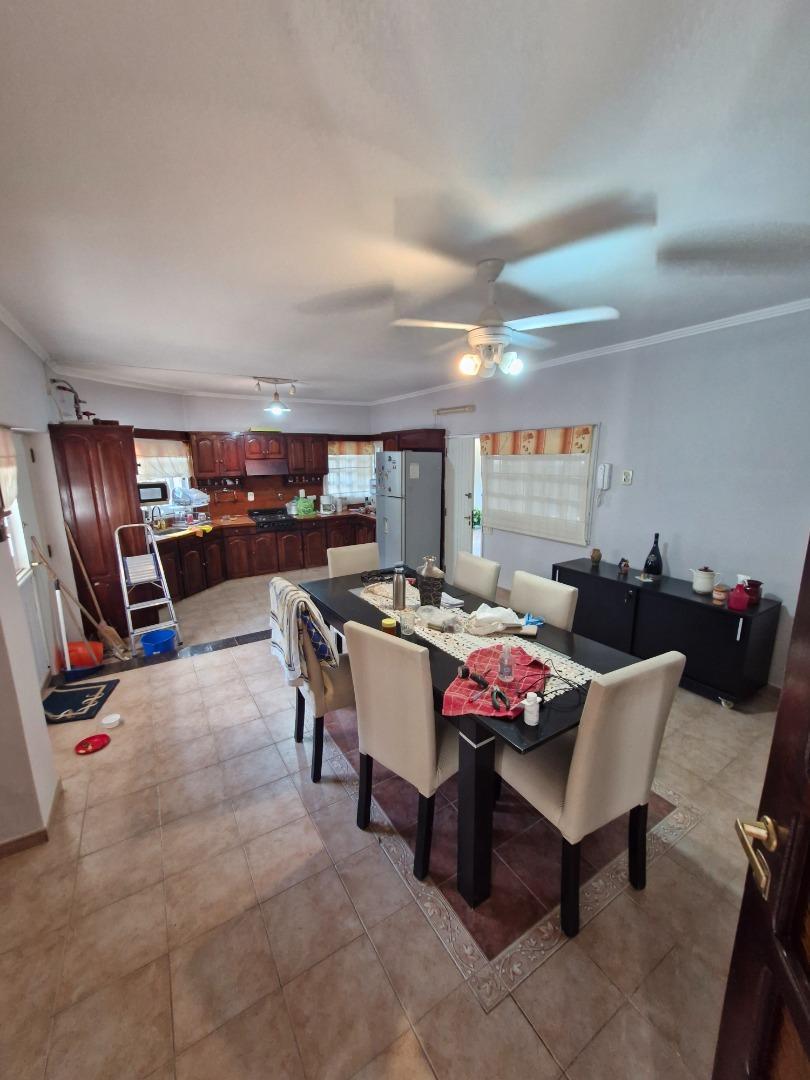 Casa 5 ambientes con 4 baños